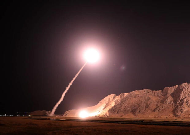 По государственному телевизионному графику предполагается, что ракеты пролетели над центральным Ираком в районе города Тикрит, а затем приземлились возле города Букамал на крайнем юго-востоке Сирии