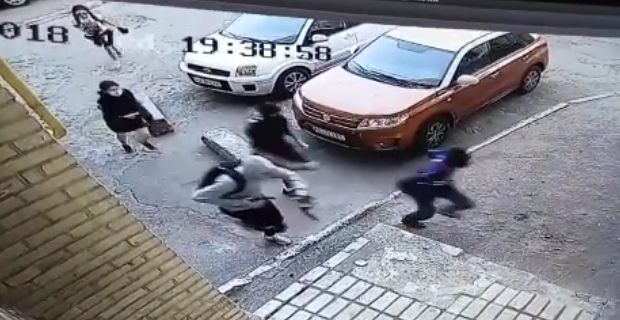 На видео сразу после нападения действительно видно 5 человек, бегущие, и маски на них
